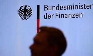 Bundesfinanzminister Christian Lindner vor dem Schriftzug seines Ministeriums. - Foto: Tobias Schwarz/AFP-Pool/dpa