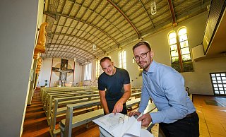 Kirchentechniker Christian Riedels (links) und Verwaltungsleiter Patrick Droszynski sind ein gutes Team in der katholischen Großpfarrei St. Elisabeth im Bielefelder Süden. Aber sie suchen Verstärkung. Und das wohl auch künftig immer wieder. - Andreas Zobe