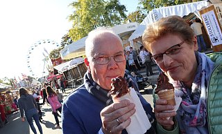 Zeit für eine Abkühlung: Bei Temperaturen jenseits der 20 Grad schmeckt das Eis wie im Hochsommer. Johanna und Josef Ernstberger aus Elsen genießen den Katharinenmarkt jedenfalls in vollen Zügen. - Jens Reddeker