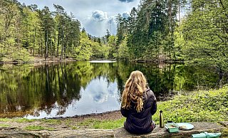 Rebecca Schirge macht am Hiddeser Bent nahe Detmold eine Pause auf ihrer Wanderung. - Ann-Christin Meermeier/Rebecca Schirge
