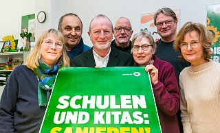 Sabine Althoff (v.l.), Vural Ipek, Michael Preiß, Irene Broßeit, Johannes Ridderbusch und Barbara Lux vom Stadtverband von Bündnis 90/Die Grünen hoffen, dass ihr Bürgermeisterkandidat Claudio Vendramin (3. v. l.) mit grünen und sozialen Themen bei den Kommunalwahlen punkten kann. - Ralf Bittner