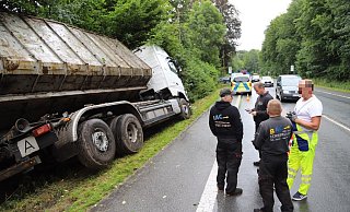 Lkw rutscht in Bielefeld in den Graben. - Charlotte Mahncke
