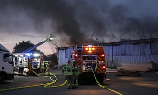 Dichter Brandrauch drang aus einer Lagerhalle am Mühlenweg in Rimbeck: Zu dem Einsatz war im vergangenen Jahr am 4. Juli in den frühen Morgenstunden ein Großaufgebot der Feuerwehr ausgerückt. - Dieter Scholz