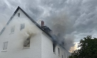 Dichter Rauch quoll Anfang Mai 2025 aus der Wohnung eines Mehrfamilienhauses in Höxter. - FFW Höxter