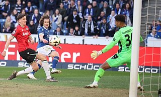 Arminia-Kapitän Mael Corboz erzielt gegen Hannover 96 II spät den 2:2-Ausgleich. - Oliver Krato