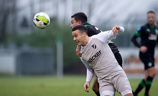RÜberzeugender Gastspieler: Der Ex-Wattenscheider Nico Buckmaier (weißes Trikot) kam im Testspiel des SV Rödinghausen gegen den FC Groningen in der ersten Halbzeit zum Einsatz. - Noah Wedel