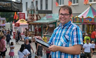 Das iPad als ständiger Begleiter: Marktmeister Matthias Amediek hat auch unterwegs sämtliche Libori-Daten stets zur Hand. - Andreas Zobe
