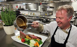 Perfektionist: Küchenchef Matthias Weinert richtet einen Rehrücken mit Pfifferlingen und frischen Gemüsen an. - Bernhard Preuss