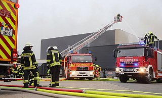 Mehr als 100 Einsatzkräfte der Feuerwehr bekämpften am Freitag den Brand auf dem Firmengelände in Rietberg. - Charlotte Mahncke