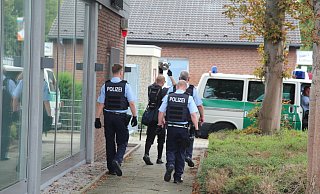 Der Störer schlug einige Male auf den Kochtopf. Die Polizei trennte ihn von den Gegendemonstranten. - Alexander Graßhoff