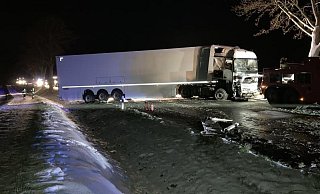 Auf schneeglatter Fahrbahn hat der Fahrer die Kontrolle über den Sattelschlepper verloren. Das Fahrzeug prallte gegen ein Baum, der Fahrer erlitt schwere Verletzungen. - LZ Peckelsheim