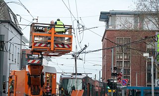 Wie bei diesem Unfall am 20. März in der Nikolaus-Dürkopp-Straße, müssen auch heute Techniker den Stromabnehmer einer Stadtbahn reparieren. Diesmal ist die Linie 1 betroffen. - Symbolfoto: Christian Mathiesen