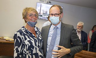 Bernd Poggemöller bleibt Bürgermeister von Löhne. Ehefrau Ulrike ist die erste Gratulantin, im Hintergrund freut sich SPD-Fraktionschef Wolfgang Böhm. - Niklas Tüns
