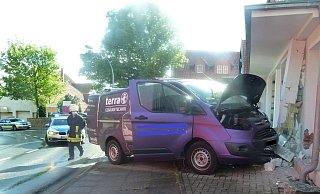 Das Firmenfahrzeug prallte mit der Front gegen die Hauswand. - Polizei Minden-Lübbecke