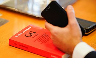 Artikel 3 des Grundgesetzes besagt, dass niemand wegen seines Geschlechtes, Abstammung, Rasse, Sprache, Heimat, Herkunft, Glaubens oder politischen Anschauungen benachteiligt oder bevorzugt werden darf. - Uwe Anspach/dpa