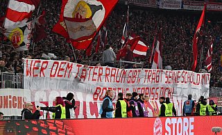 Bayern-Fans entrollten beim Duell gegen Dortmund ein Transparent gegen Ex-Profi Jérôme Boateng. - Sven Hoppe/dpa