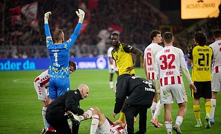 Kölns Timo Hübers wird auf dem Feld behandelt. - Bernd Thissen/dpa