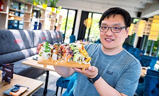 Sushi frisch mit Fisch oder auch vegan: Hongzhi Zhao präsentiert eine kleine Auswahl der mundgerechten Häppchen. - Barbara Franke