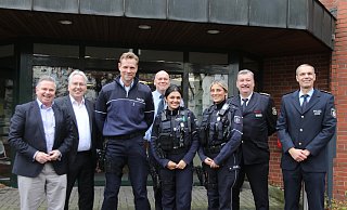 Bürgermeister Tim Kähler (ganz links) und Landrat Jürgen Müller (2. von links) vor der Kreispolizeibehörde Herford an der Hansastraße. - Claus Frickemeier