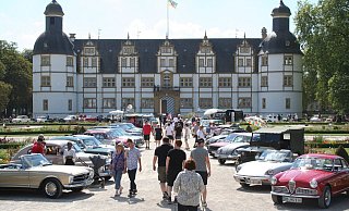 Im Neuhäuser Schlosspark finden erstmals die „Oldtimertage Paderborn“ statt. An beiden Tagen verwandeln ein Oldtimertreffen, ein Ersatzteilemarkt und eine Ausstellung rund um die Themen „Fahrzeuge, Zubehör und Freizeit“ den Neuhäuser Schlosspark in ein Mekka für Oldtimerbegeisterte aus ganz Ostwestfalen-Lippe. - Johannes Büttner