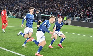Arminia Bielefelds Julian Kania (M.) bejubelt seinen Treffer zum 2:0 gegen den SC Freiburg. - Oliver Krato
