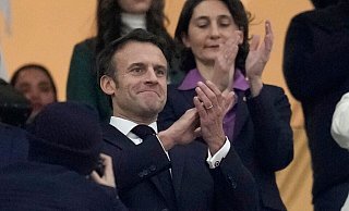Frankreichs Präsident Emmanuel Macron ist stolz auf das Team. - Christophe Ena/AP/dpa
