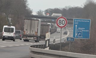 In Fahrtrichtung Dortmund wird an der A44 im Kreis Paderborn eine Baustelle vorbereitet. - Uwe Müller