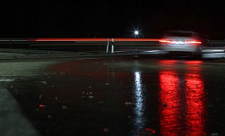 Fünf Fahrzeuge sind auf der A20 durch die glatte Straße verunfallt. (Symbolbild) - Karl-Josef Hildenbrand/dpa