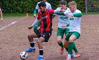 Die Oldentruper Markus Hildebrand (r.) und Benjamin Kehler attackieren Kosovas Yahya Pamuk erfolgreich. - Andreas Zobe