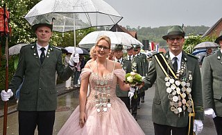 Trotz des Regens präsentierte sich das Brenkhäuser Königspaar Steffen und Christina Göllner als glanzvoller Mittelpunkt des Festes. - Thomas Kube