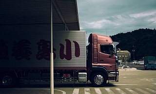Der Fahrer beschädigte mit seinem Truck ein Gebäude. (Symbolbild) - Pixabay