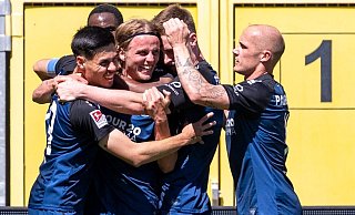 Torschütze Felix Götze (vorne, 2. v. l.) lässt sich für seinen Treffer zum 2:1 feiern. Zu den Gratulanten Raphael Obermair (l.) und Sven Michel (r.). - David Inderlied/dpa