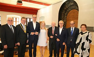 Landrat-Stellvertreter Vinzenz Heggen (v. l.), Paderborns Bürgermeister Michael Dreier, sein Amtskollege Wojciech Bakun (Przemysl) mit Ehefrau Bozena Bakun, Ehrenbürger Willi Lüke, Freundeskreis-Vorsitzender Karl-Ernst Neumann, Jacek Biegala (Konsul der Republik Polen) und die stellvertretende Vorsitzende Gabriele Jablonski (Freundeskreis Paderborn-Przemysl). - Andreas Götte