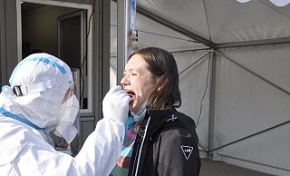 Anne Rittmeier, Programmiererin bei Venjakob Maschinenbau, benötigt das negaitvfe Ergebnis ihres Corona-Schnelltests für eine Dienstreise nach Portugal. - DRK