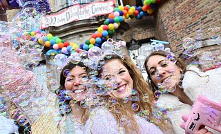 Auch am Wochenende dürfte es viele Menschen auf die Straßen der Karnevalshochburgen ziehen. Das Wetter macht ihnen laut Wetterdienst keinen Strich durch die Rechnung. - Rolf Vennenbernd/dpa