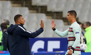 Treffen im EM-Viertelfinale aufeinander: Frankreichs Kylian Mbappé (l) und Portugals Cristiano Ronaldo. - Thibault Camus/AP/dpa