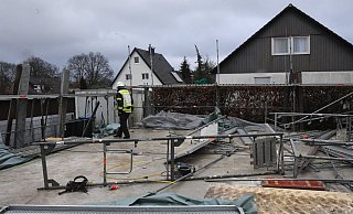 Als das Gerüst für das Haus an der Heinkelstraße aufgestellt werden sollte, erfasste vermutlich eine Windböe die Stahlelemente. - Andreas Eickhoff