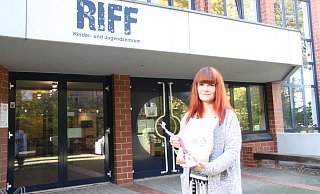 Andrea Eickhoff zeigt die Weihnachts-Edition der Kultur-Care-Pakete. Die Bastelideen sollen Kindern und Jugendlichen den zweiten Lockdown etwas versüßen. - Sonja Töbing