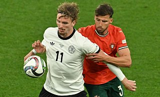Nick Woltemade (l) hatte bei seinem Länderspiel-Debüt gegen Portugals Abwehrrecken einen schweren Stand. - Peter Kneffel/dpa
