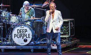 Mit Deep Purple steht Sänger Ian Gillan (mit Schlagzeuger Ian Paice) immer noch regelmäßig auf der Bühne. (Archivfoto) - Valentin Flauraud/KEYSTONE/dpa