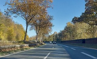 Die durchgezogene rechte Spurlinie zeigt es: Wer bei Ikea auf den Ostwestfalendamm fährt, kann nicht mehr bis zur Ausfahrt Quelle den Randstreifen als dritte OWD-Spur nutzen. - Neue Westfälische