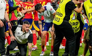 Spaniens Alvaro Morata (M) ist glimpflich davon gekommen. - Hassan Ammar/AP