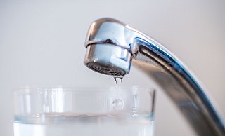Kostbares Nass: Trinkwasser bietet an heißen Tagen Erfrischung und Abkühlung. - Lino Mirgeler