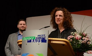 Im Namen der SPD Minden-Lübbecke verabschiedtee Micha Heitkamp Katrin Kahlbaum, Büroleiterin von Achim Post. Kahlbaum hatte schon für Lothar Ibrügger gearbeitet. Sie dankte für die Geste der SPD.?Foto: Joern Spreen-Ledebur - Joern Spreen-Ledebur Im Namen der SPD Minden-Lübbecke verabschiedtee Micha Heitkamp Katrin Kahlbaum, Büroleiterin von Achim Post. Kahlbaum hatte schon für Lothar Ibrügger gearbeitet. Sie dankte für die Geste der SPD.?Foto: Joern Spreen-Ledebur - Joern Spreen-Ledebur
