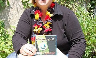 Imke Straubhaar am Cajon - auch Kistentrommel genannt. - FOTO: KIRSTEN TIRRE