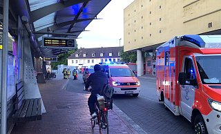 Feuerwehr und Polizei rückten vorsorglich mit einem Großaufgebot am ZOB an. - Patrick Menzel