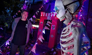 Er hat gut lachen: Dieses Jahr ist das Motto in Sven Wagners Halloween-Haus «Freak Circus». - Henning Kaiser/dpa