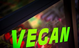 Muss es im Gefängnis veganes Essen geben? Dazu gibt es jetzt eine juristische Entscheidung in Bayern. (Symbolbild) - Sina Schuldt/dpa