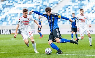 Saarbrückens Innenverteidiger Marin Sverko, der hier im Drittliga-Spiel gegen Türk Gücü München am Ball ist, soll laut Bild-Zeitung vor einem Wechsel zum SC Paderborn stehen. - picture alliance