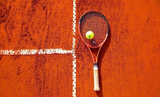 Auf den Tennisplätzen des TV Concordia Enger und des TV Lenzinghausen darf wieder gespielt werden. - Pixabay